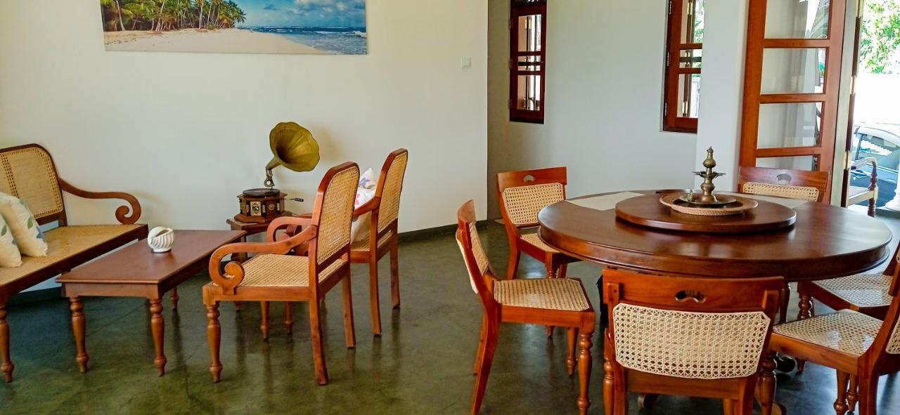 House By The Sea Hikka Hotel Hikkaduwa Ngoại thất bức ảnh