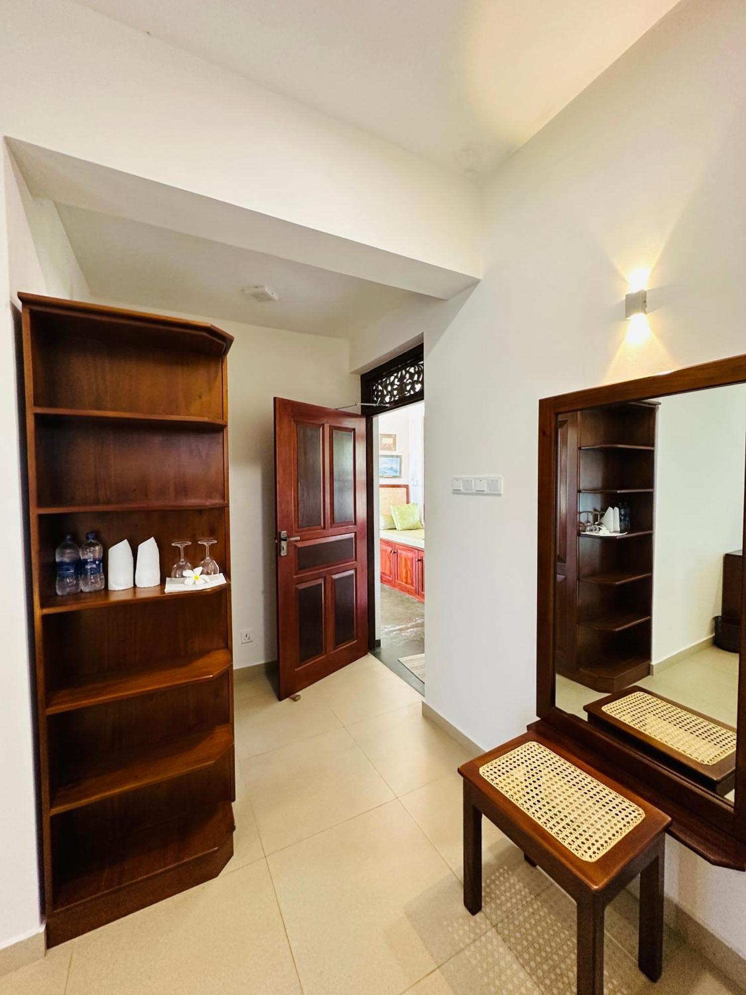 House By The Sea Hikka Hotel Hikkaduwa Ngoại thất bức ảnh